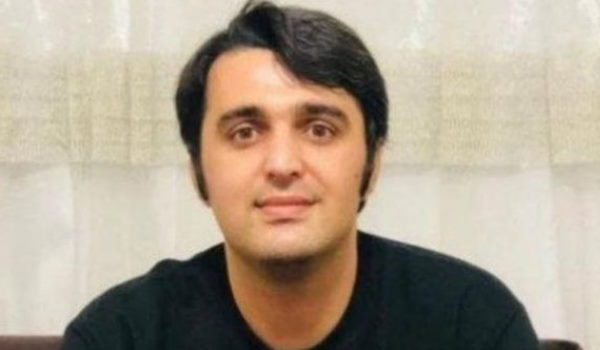 Javad Rouhi wurde nach der Teilnahme an landesweiten Protesten am 22. September 2022 verhaftet und wegen „Korruption auf Erden“, „Kriegsführung gegen Gott“ und „Abfall vom Glauben“ dreifach zum Tode verurteilt.