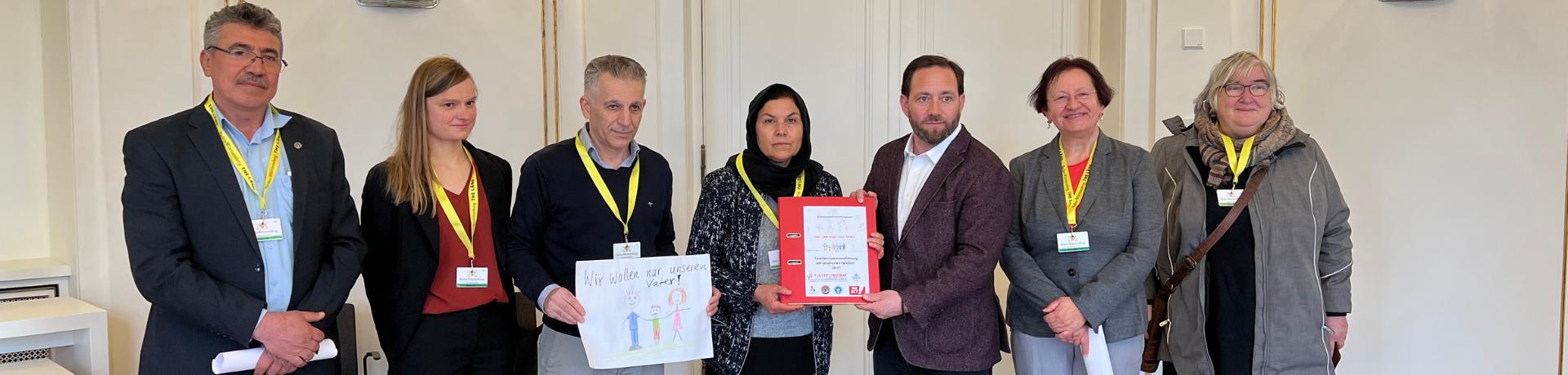 Petition zum Sonderkontingent jesidischer Familien in Stuttgart. Auf dem Bild IGFM und weiter Organisationen.
