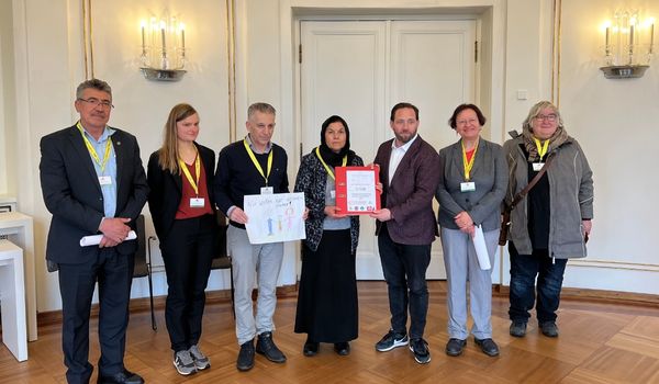 Petitionsübergabe zum Sonderkontingent jesidischer Familien in Stuttgart. Auf dem Bild IGFM Mitglieder und weitere Organisationen.