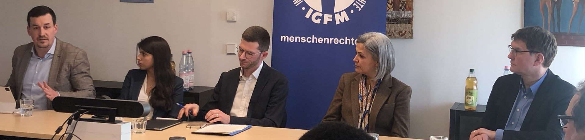 Gemeinsam mit dem Menschenrechtsbeauftragten der Bahai-Gemeinde Deutschland Jascha Noltenius, den Menschenrechtsaktivistinnen Daniela Sepehri und Neda Soltani sowie Uwe Heimowski, dem Politischen Beauftragten der Evangelischen Allianz Deutschland wurde daher die dramatische Lage der Bahai im Iran thematisiert und auf die weltweite Solidarität mit den Bahai hingewiesen.