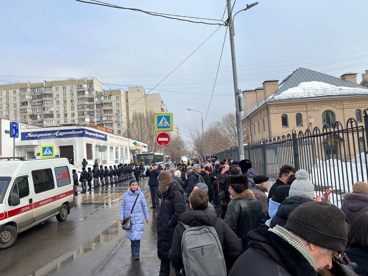 Menschenmenge wartet Trauerfeier und Beerdigung Nawalny in Moskau