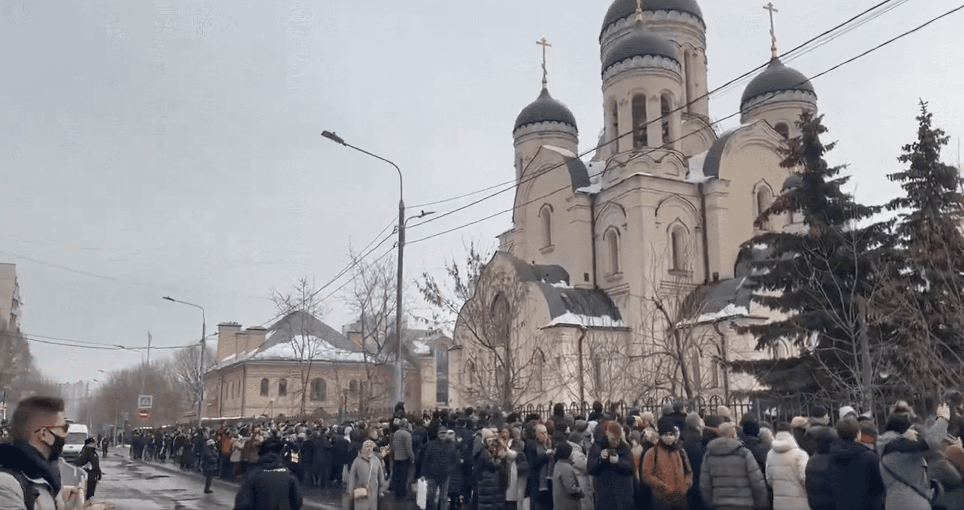Menschenmengen vor der Kirche Trauerfeier und Beerdigung Nawalny in Moskau