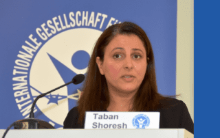 Taban Shoresh spricht bei der 52. IGFM-Jahrestagung in Bonn.
