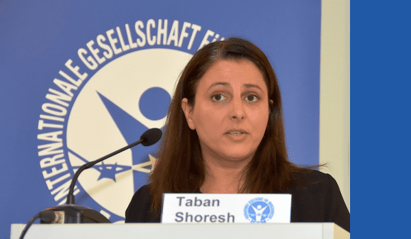 Taban Shoresh spricht bei IGFM-Jahrestagung in Bonn.