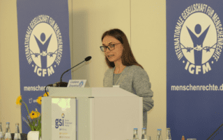 Liusiena Zinovkina hält eine Rede auf der 52. Jahrestagung der IGFM in Bonn