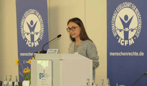 Liusiena Zinovkina hält eine Rede auf der 52. Jahrestagung der IGFM in Bonn