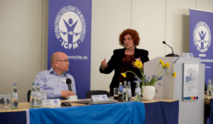 Margarita Kola spricht auf der 52. Jahrestagung der IGFM in Bonn