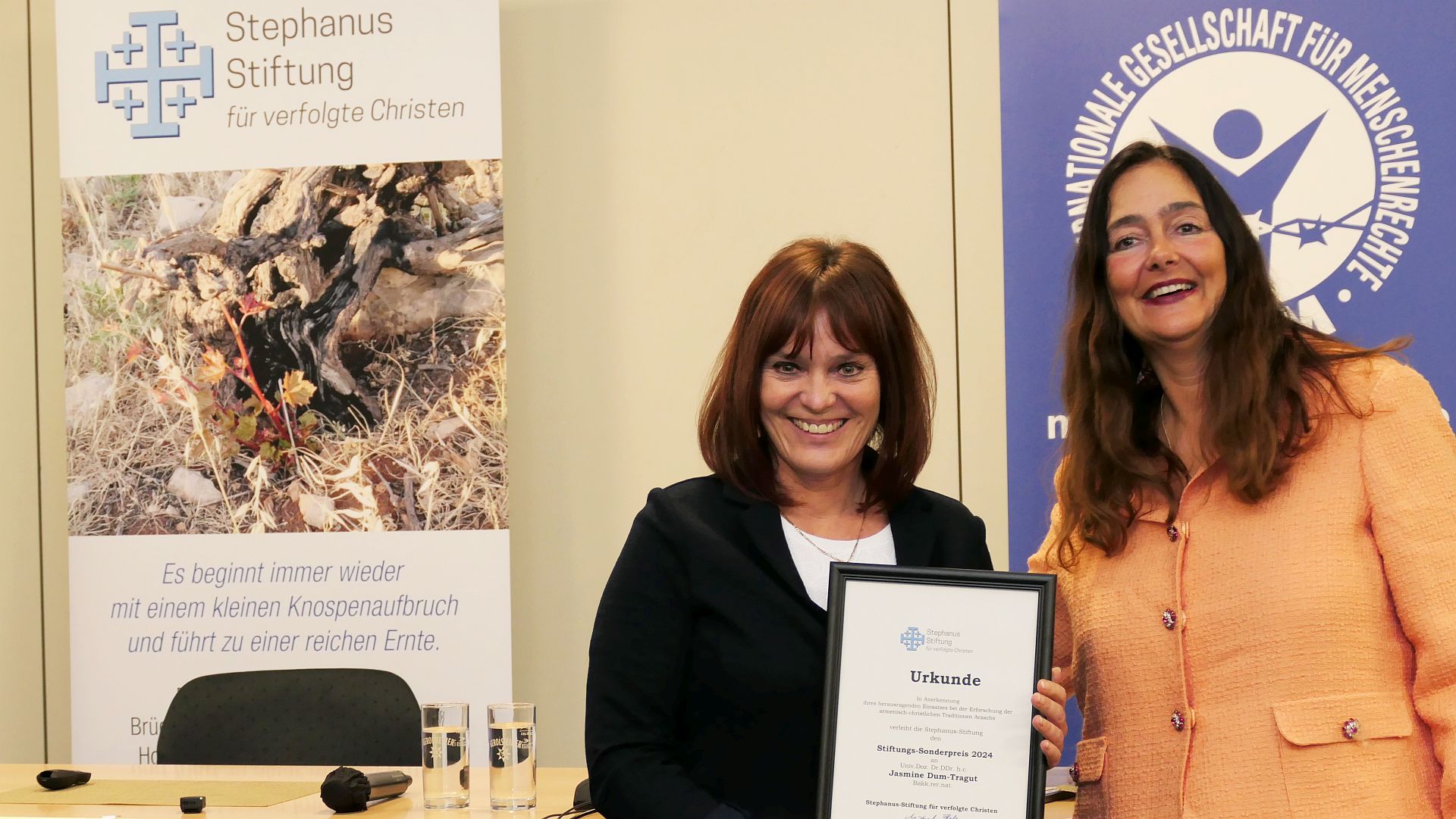 Dr. Jasmine Dum-Tragut gemeinsam mit Michaela Koller