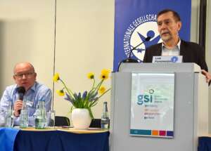 Lew Ponomarjow bei Rede in Bonn mit Übersetzer.