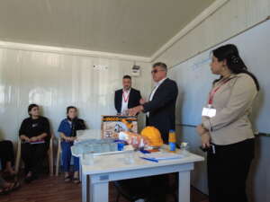 Khalil Al-Rasho beim Besuch eines Camps