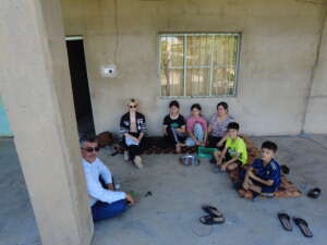 Zu Besuch bei einer Familie im Camp
