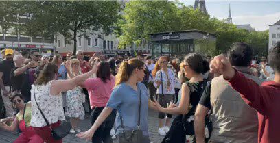 Menschen feiern den Tod Raisis