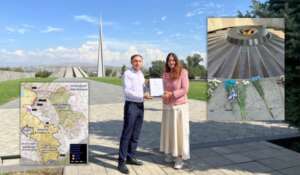 Michaela Koller überreicht Gegham Stepanyan dei Urkunde des Stephanus-Sonderpreises vor dem Genozid-Denkmal