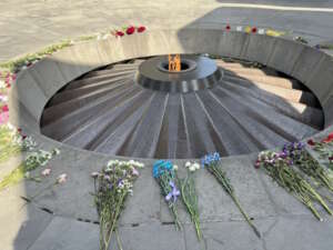 In Gedenken an die Opfer des Völkermords, legte Michaela Koller Blumen am Genozid-Denkmal in Jerewan nieder.