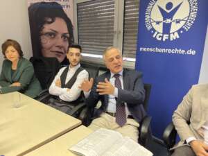 Pressekonferenz Iran in Frankfurt, zu sehen Mousapour, Yarian, Mesdaghi