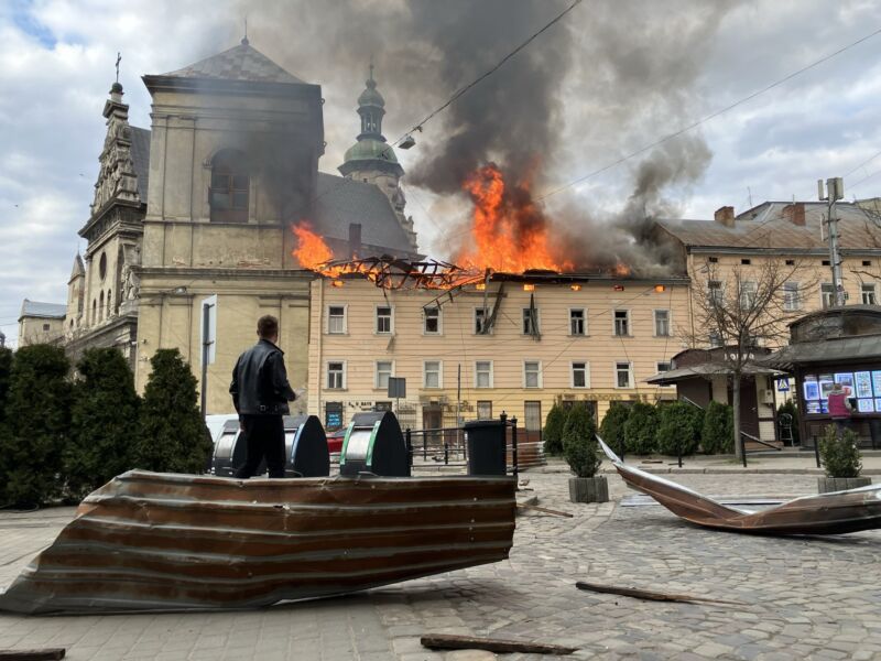 Image for the Tweet beginning: Luftangriff am helllichten Tag auf#Lemberg